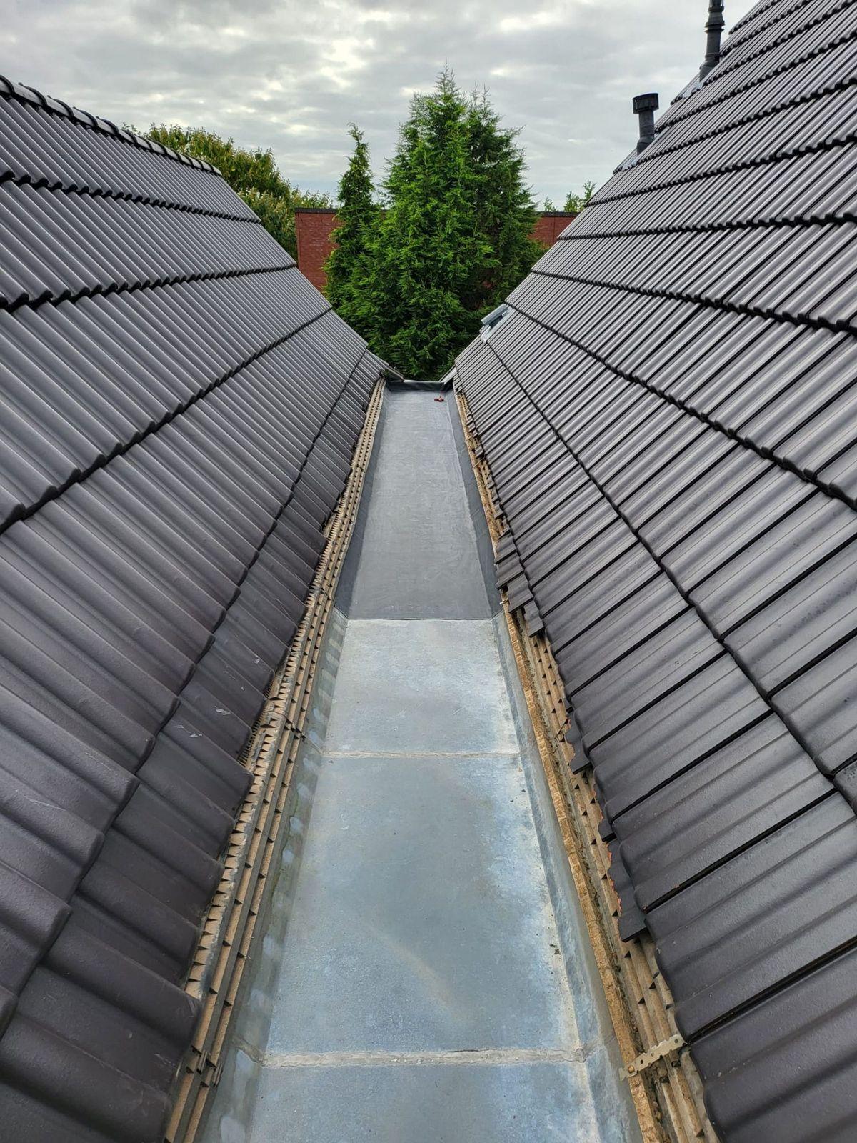 Dakgoot tussen twee pannendaken, gerenoveerd en bekleed met EPDM