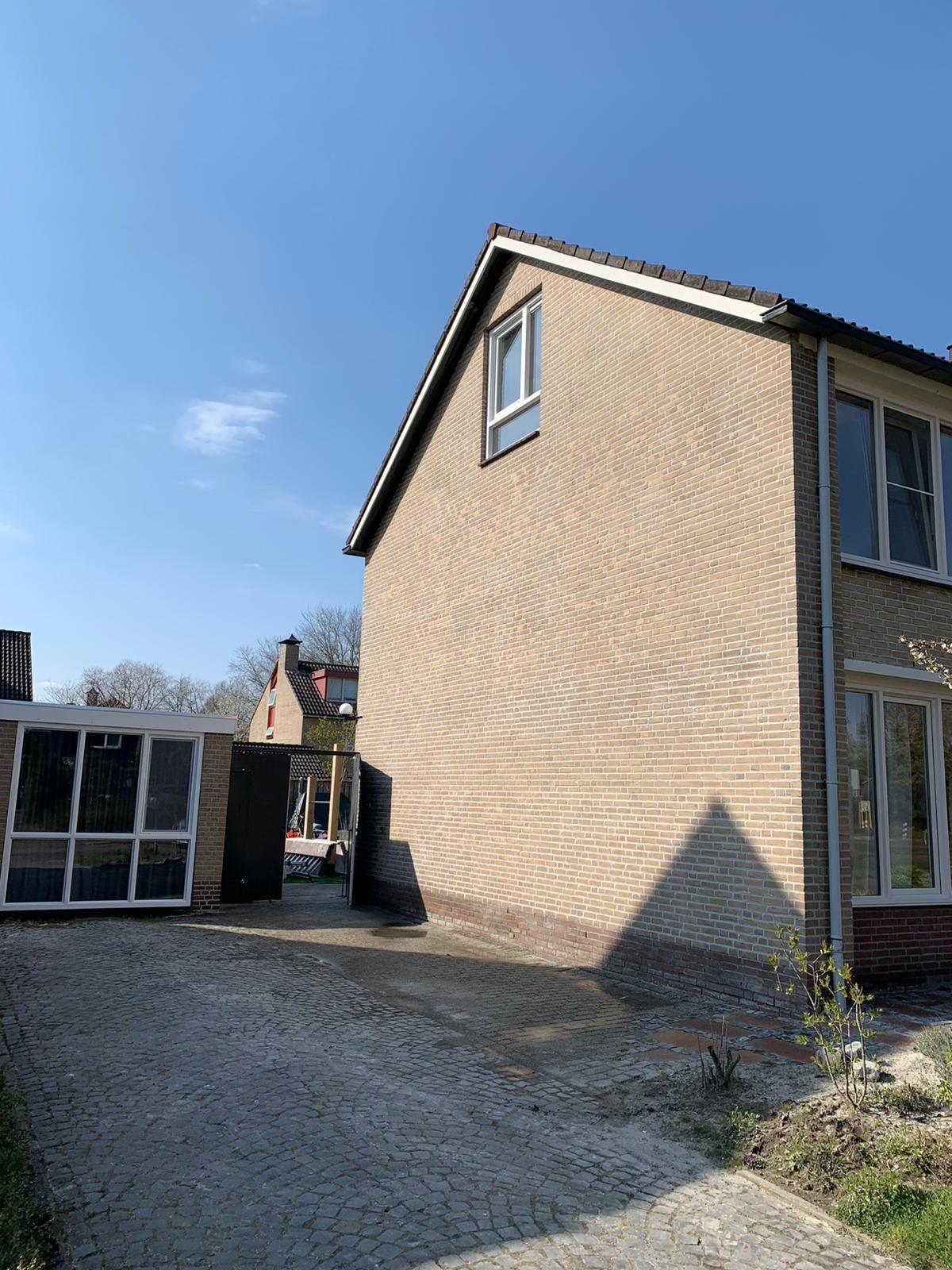 Bakstenen gevel van een woning na het stomen en impregneren
