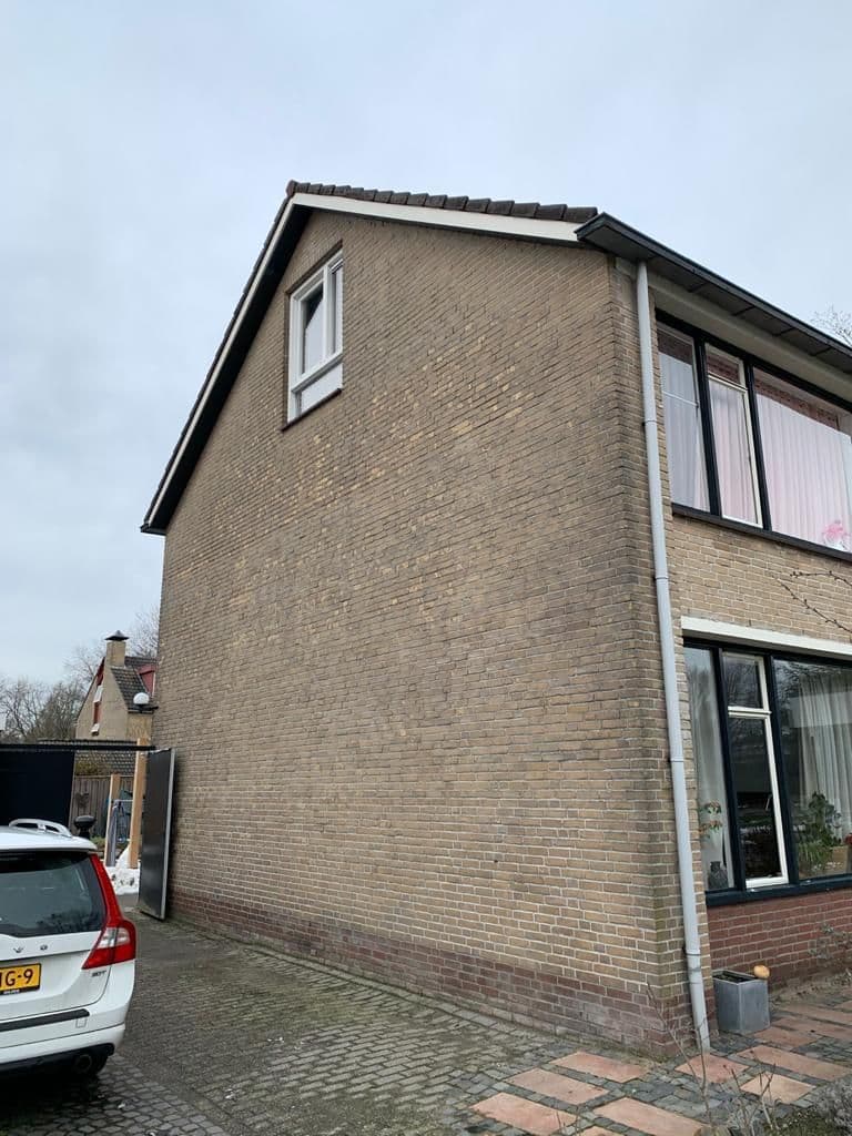 Bakstenen gevel van een woning voor het stomen en impregneren